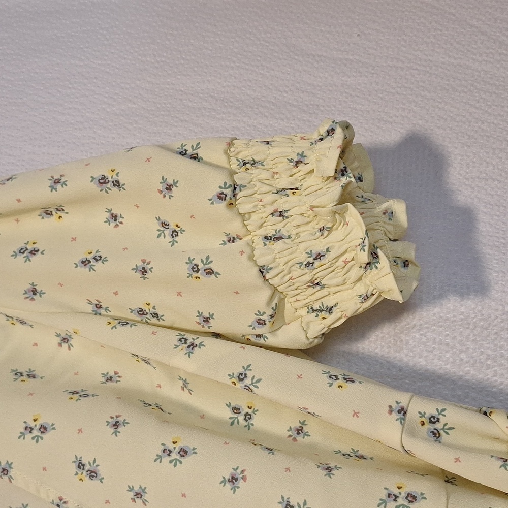 BCBGeneration Ditsy Floral , Wrap Top  size Medium.. NWT - Picture 9 of 12